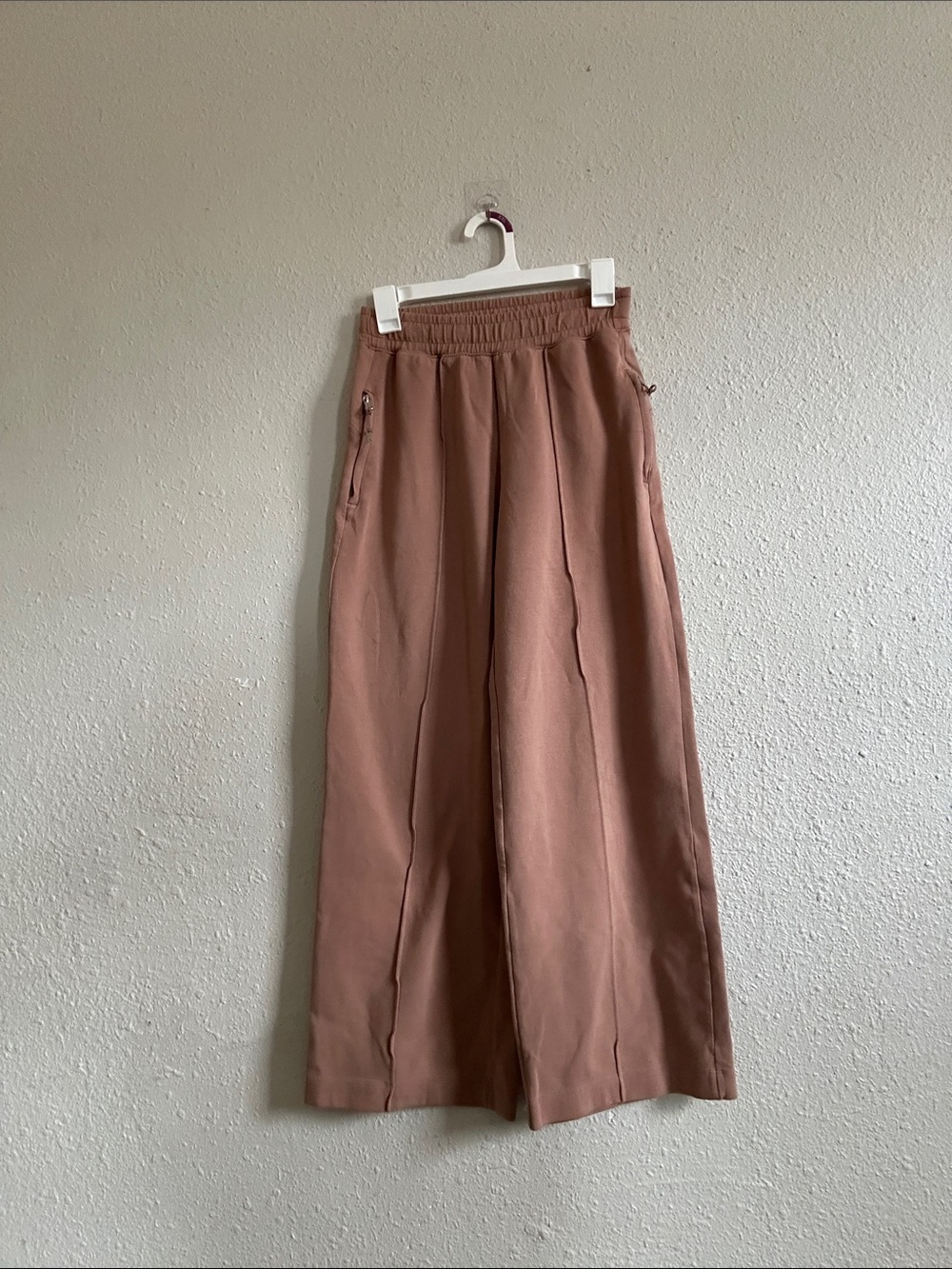 Old Navy Men's Wide-Leg Sweatpants in Mauve